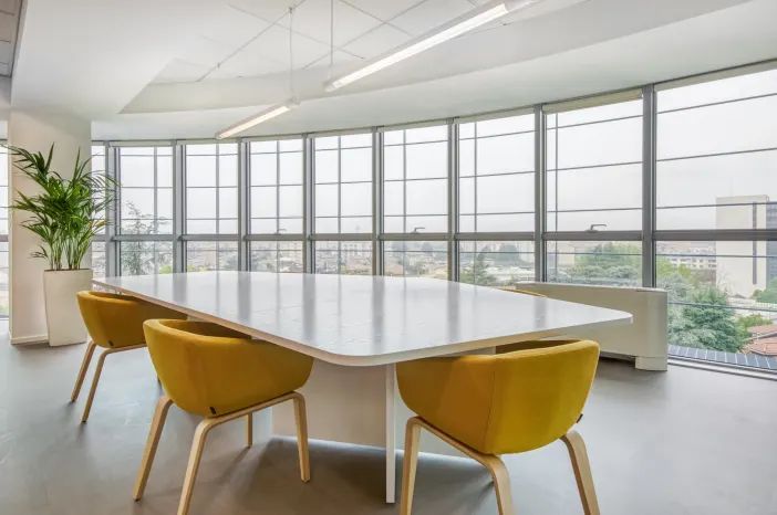 Regus_Cologno_Monzese_5388_Milan_Italy_LargeMeetingroom.webp