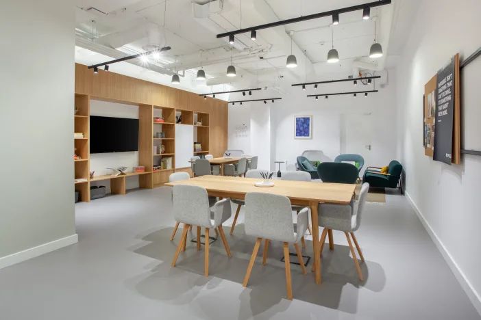 Spaces_Expo_5187_Bucharest_Romania_Community_Desk.webp