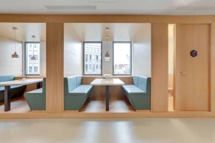 Screenshot 2024-11-19 at 11-35-22 Spaces_Euratlantique_5233_Bordeaux_France_Booth.webp (WEBP Image 702 Ã 468 pixels).png